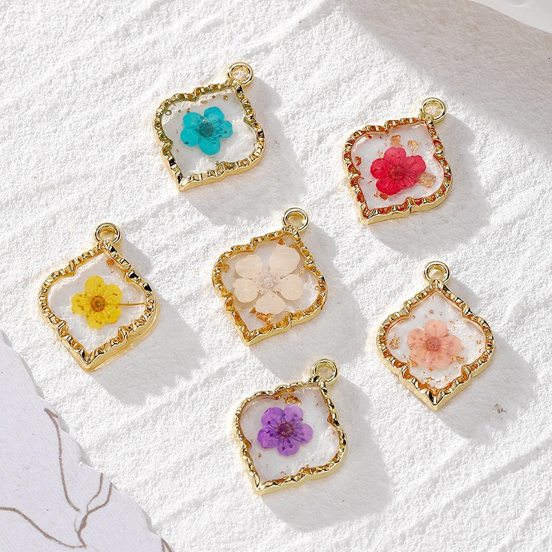 무료 배송 30 개/몫 컬러 꽃 코어 기하학 마름모 모 - Men Accessories Locket 리뷰 및 가격